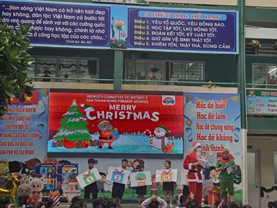 Nhà trường tổ chức lễ Giáng sinh cho các bạn nhỏ vui chơi tại cơ sở 1.